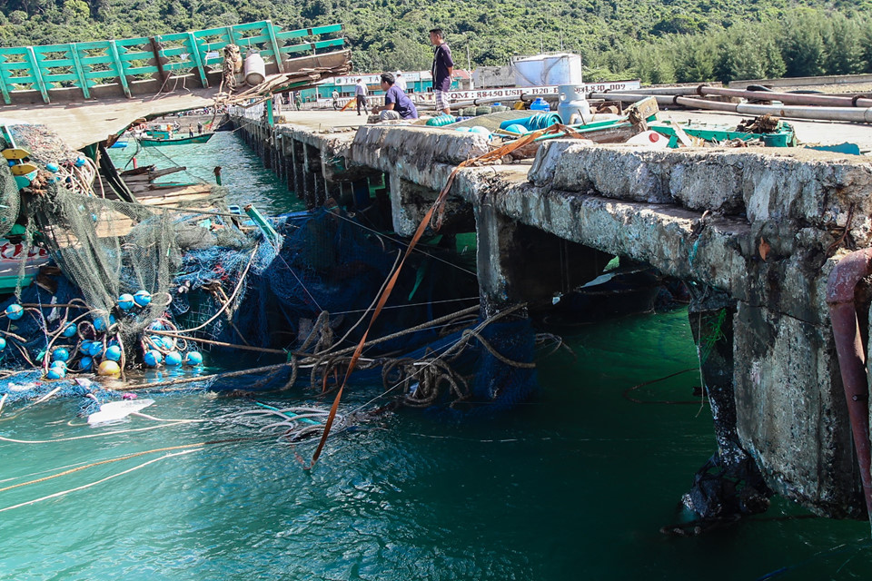 12 tàu cá ở Côn Đảo bị bão số 16 đánh chìm và hư hỏng